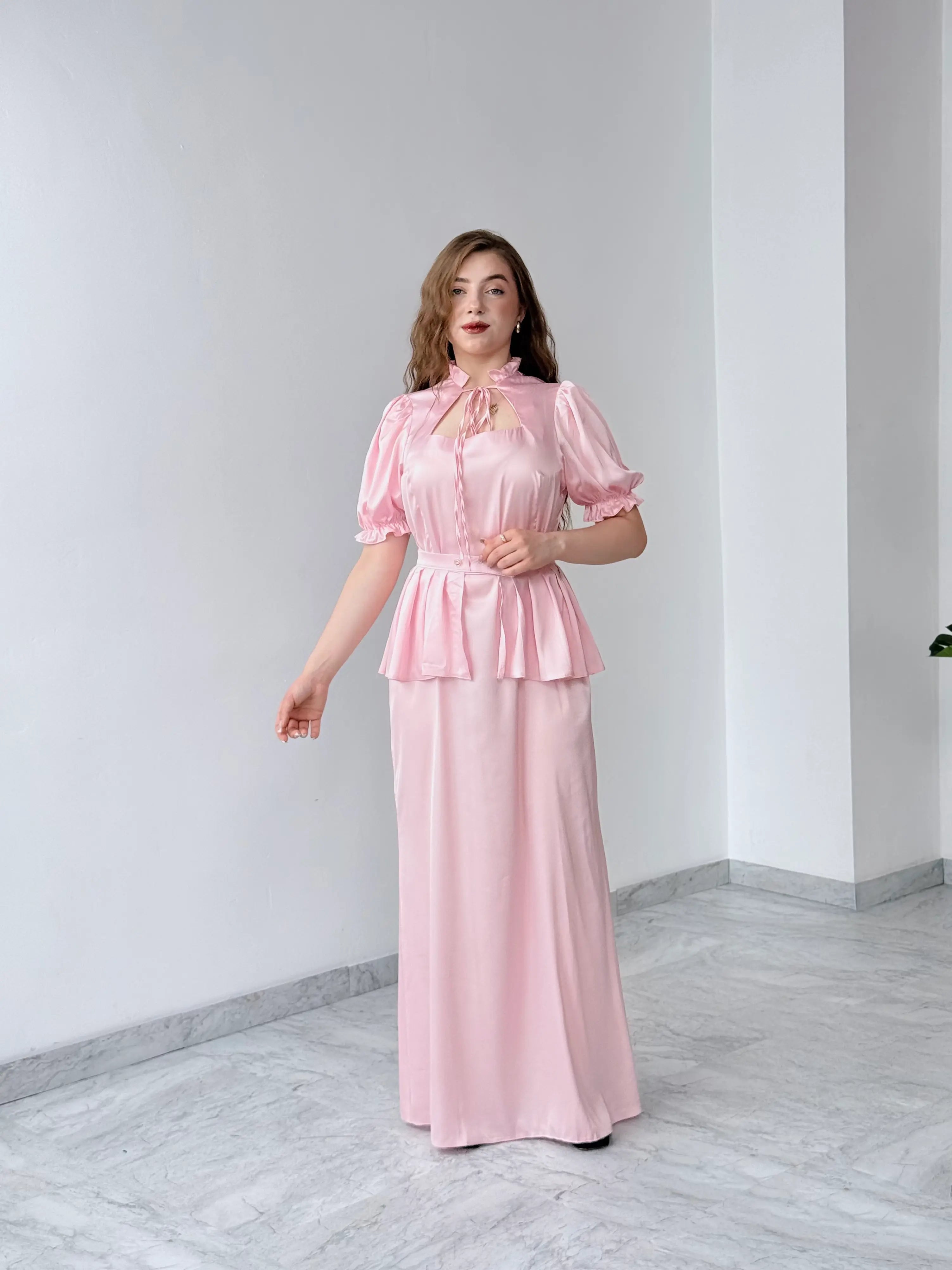Шовкова сукня з баскою