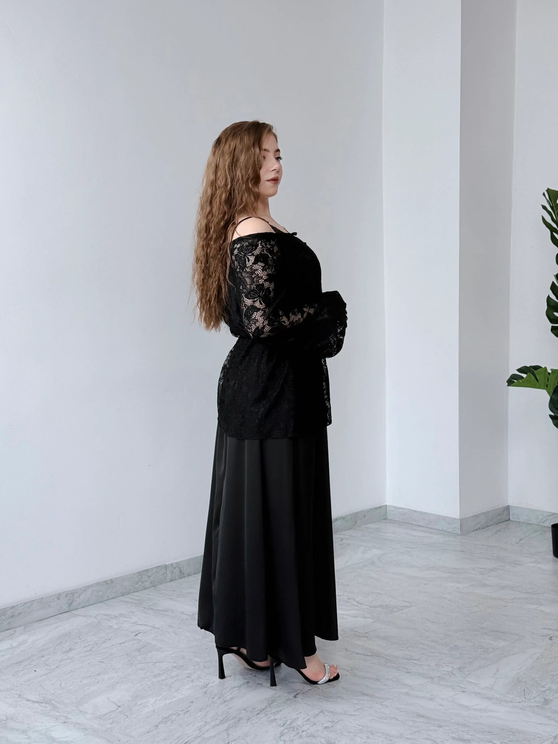Шовкова сукня з мереживом