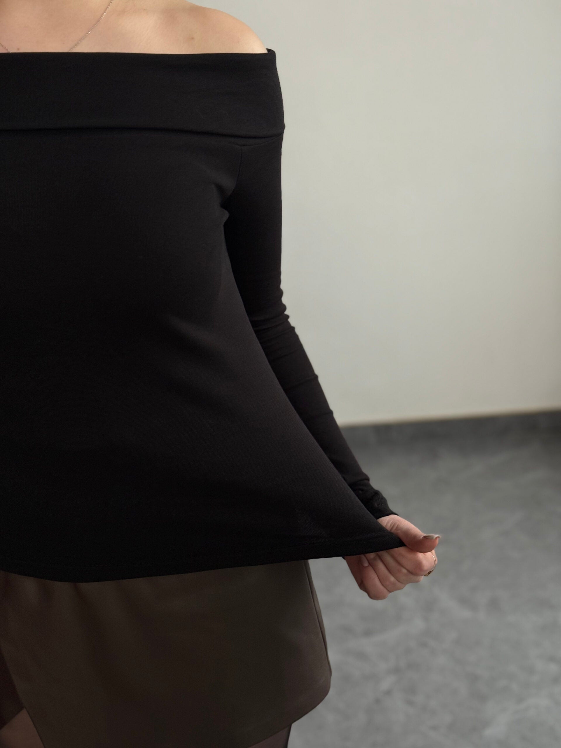 Котоновий лонгслів з відкритими плечима