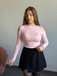 Котоновий лонгслів з вирізами на плечах