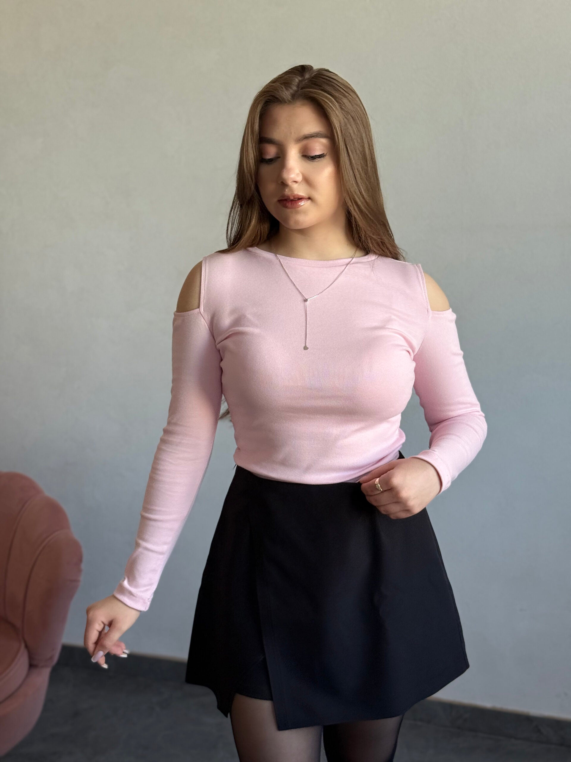 Котоновий лонгслів з вирізами на плечах