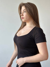 Сукня з декольте короткий рукав